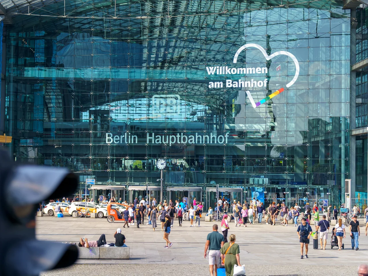 Entrén till Berlin Hauptbahnhof med resenärer utanför