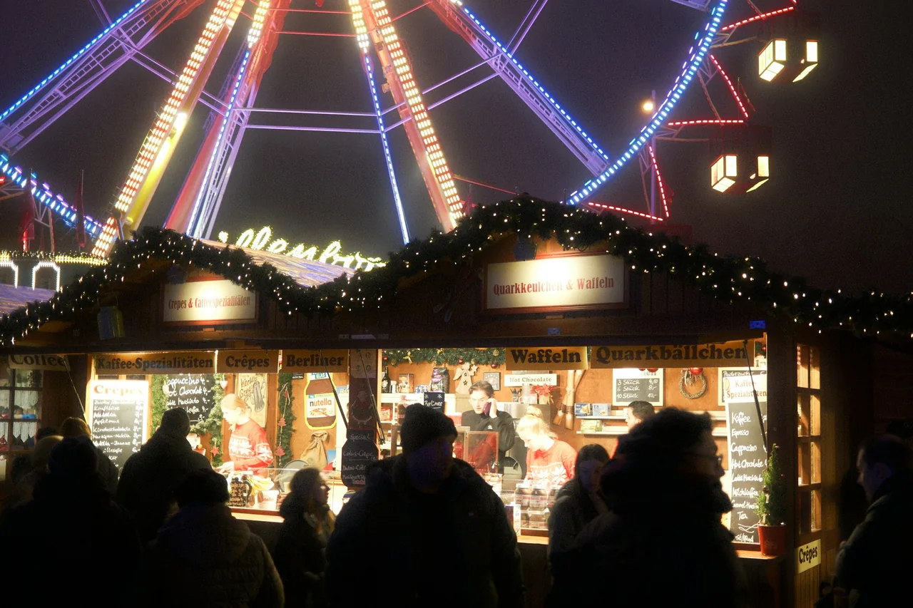 Upplyst pariserhjul vid julmarknaden på Alexanderplatz