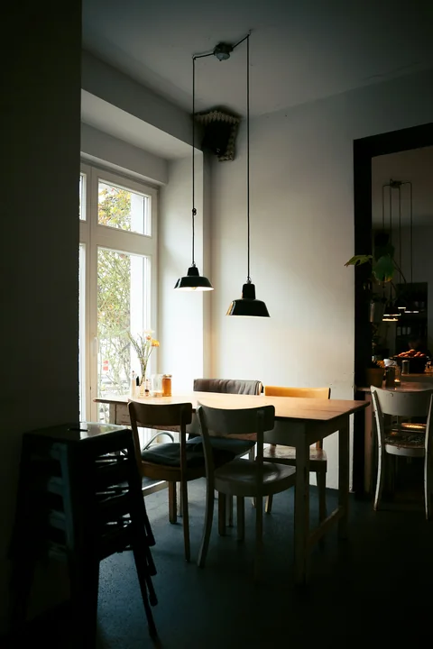 Bord och stolar vid fönstren i ett kafé i Berlin