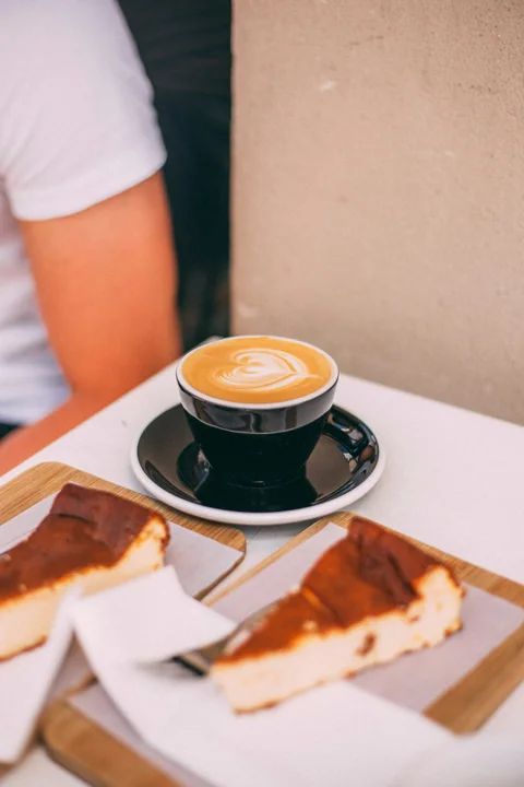 Cappuccino och kaka på THE BARN i Berlin, arkivbild