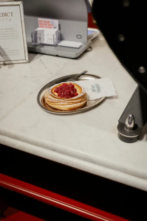 Ett fruktfyllt bakverk på en tallrik i Berlin
