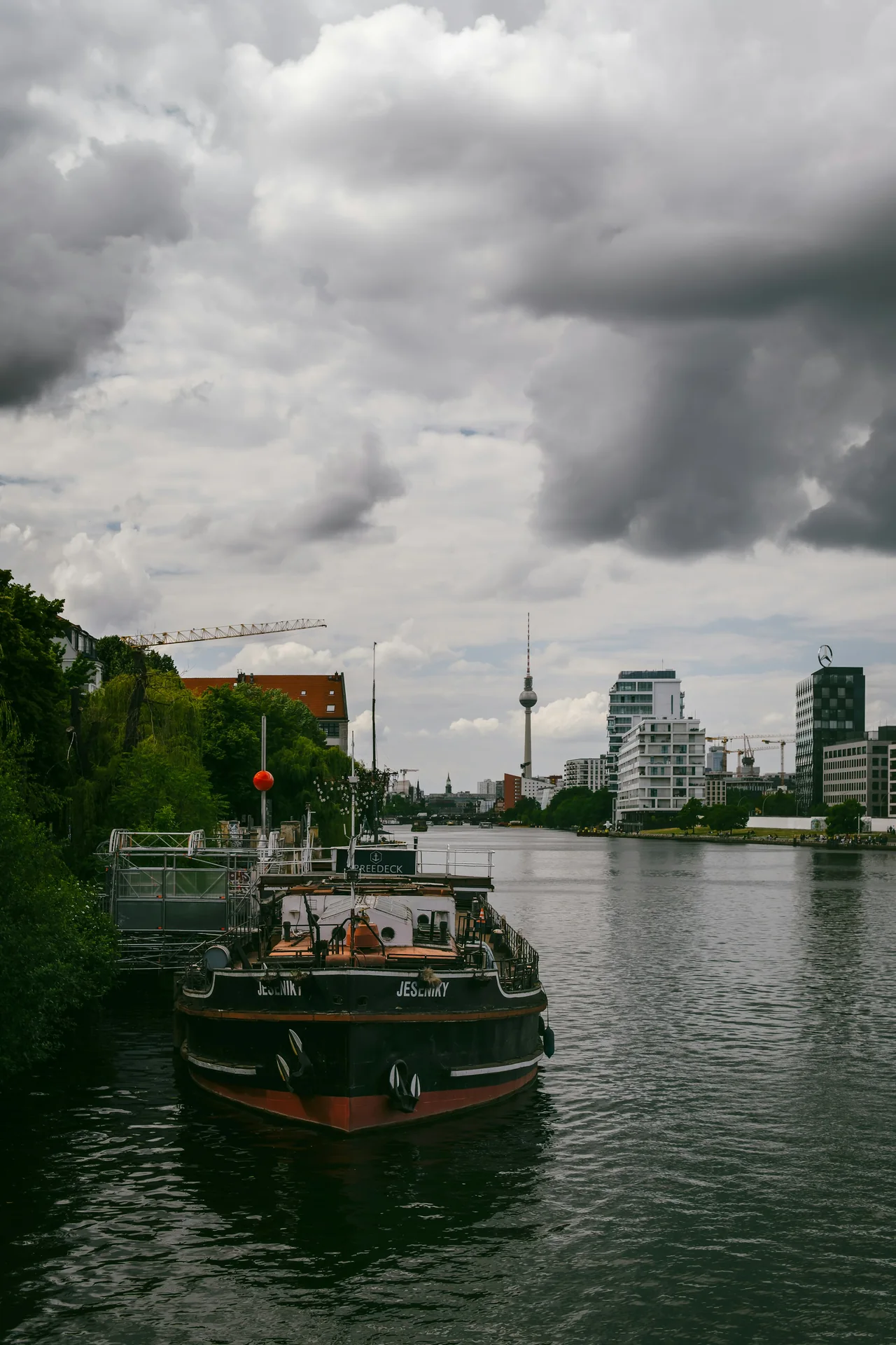 Utsikt från Oberbaumbrücke över Spree i Berlin