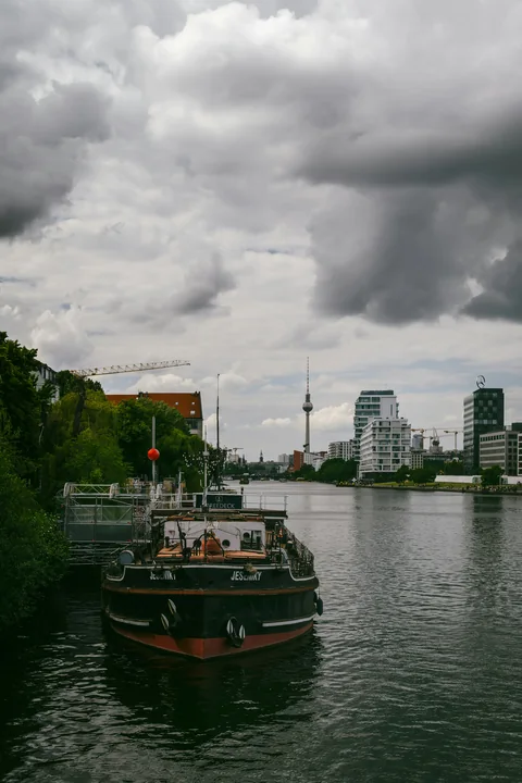 Utsikt från Oberbaumbrücke över Spree i Berlin