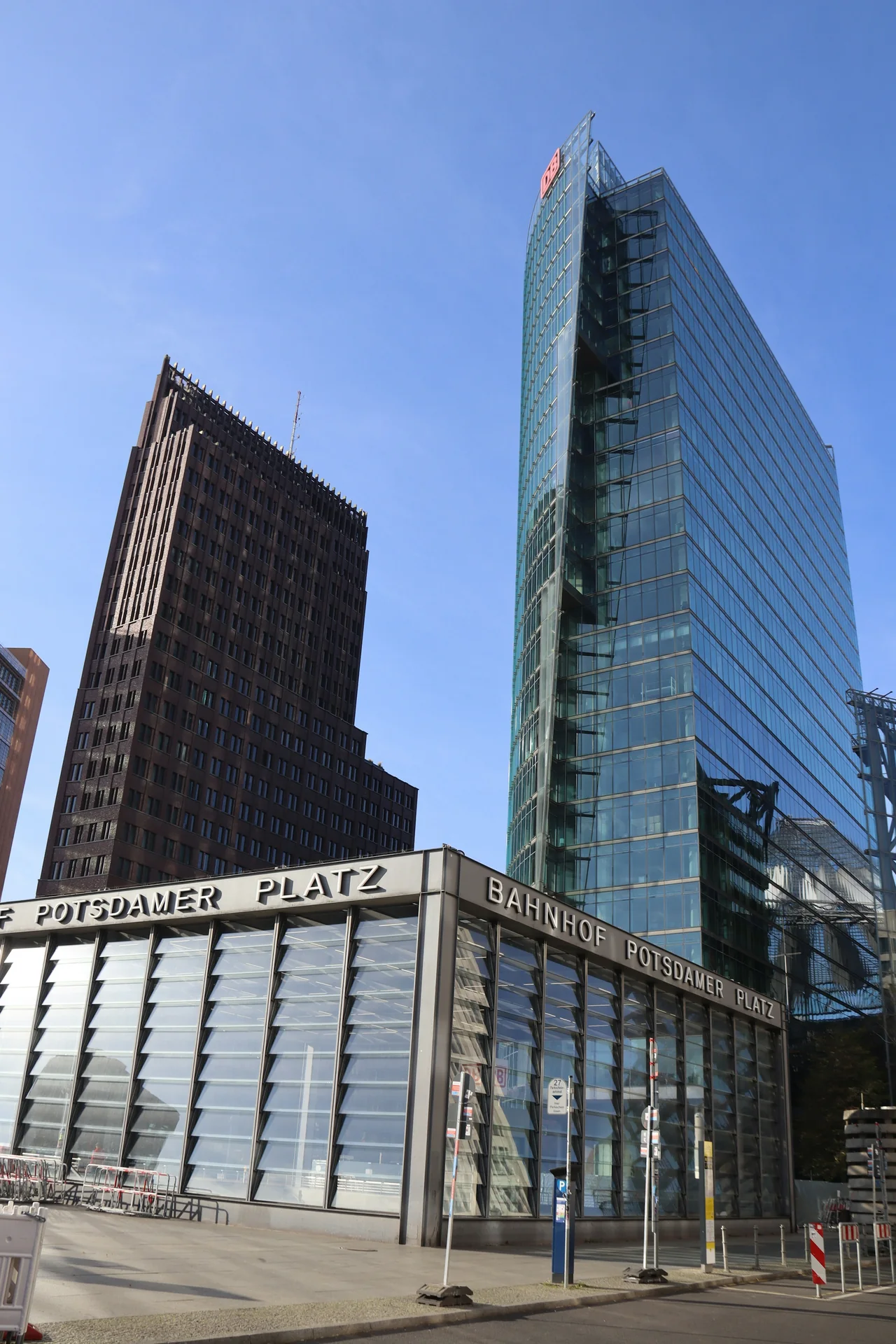 Modern arkitektur vid Potsdamer Platz i Berlin