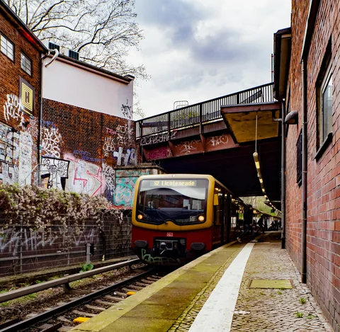 Rödgult S-Bahn-tåg vid Humboldthain i Berlin