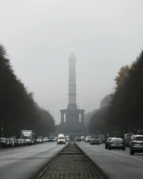 Siegessäule sedd längs en gata i Berlin