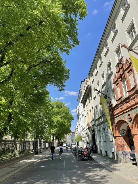 Promenad bland husen på Sophienstraße i Mitte