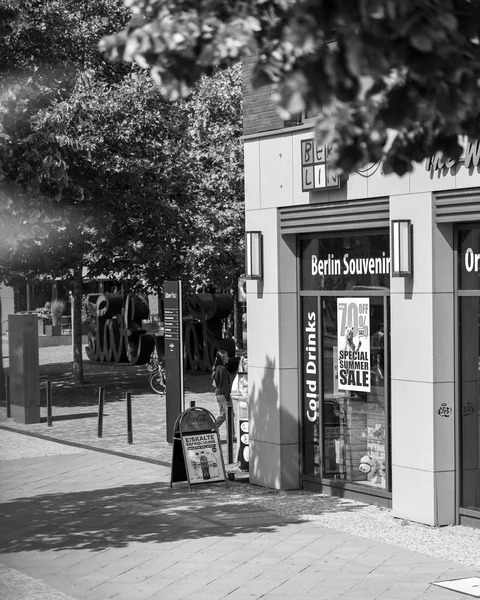 Butiksfasad med skyltar för Berlin-souvenirer och kalla drycker