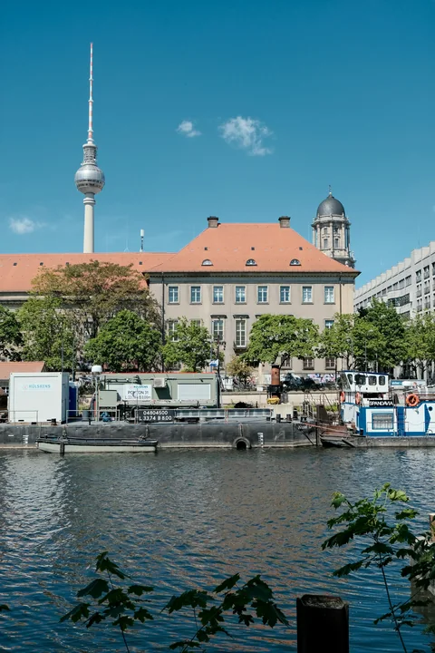 Spree med Fernsehturm och Berlins stadssiluett