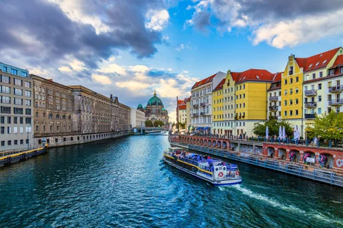 Utflyktsbåt på Spree genom Berlin