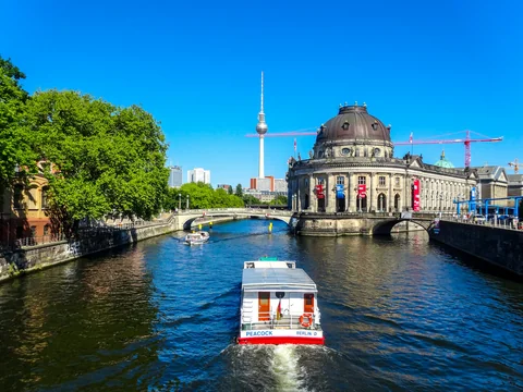 Båt på Spree med Fernsehturm över Berlins tak