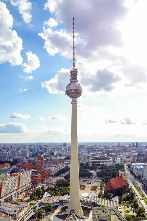 Berlins tv-torn över staden i dagsljus