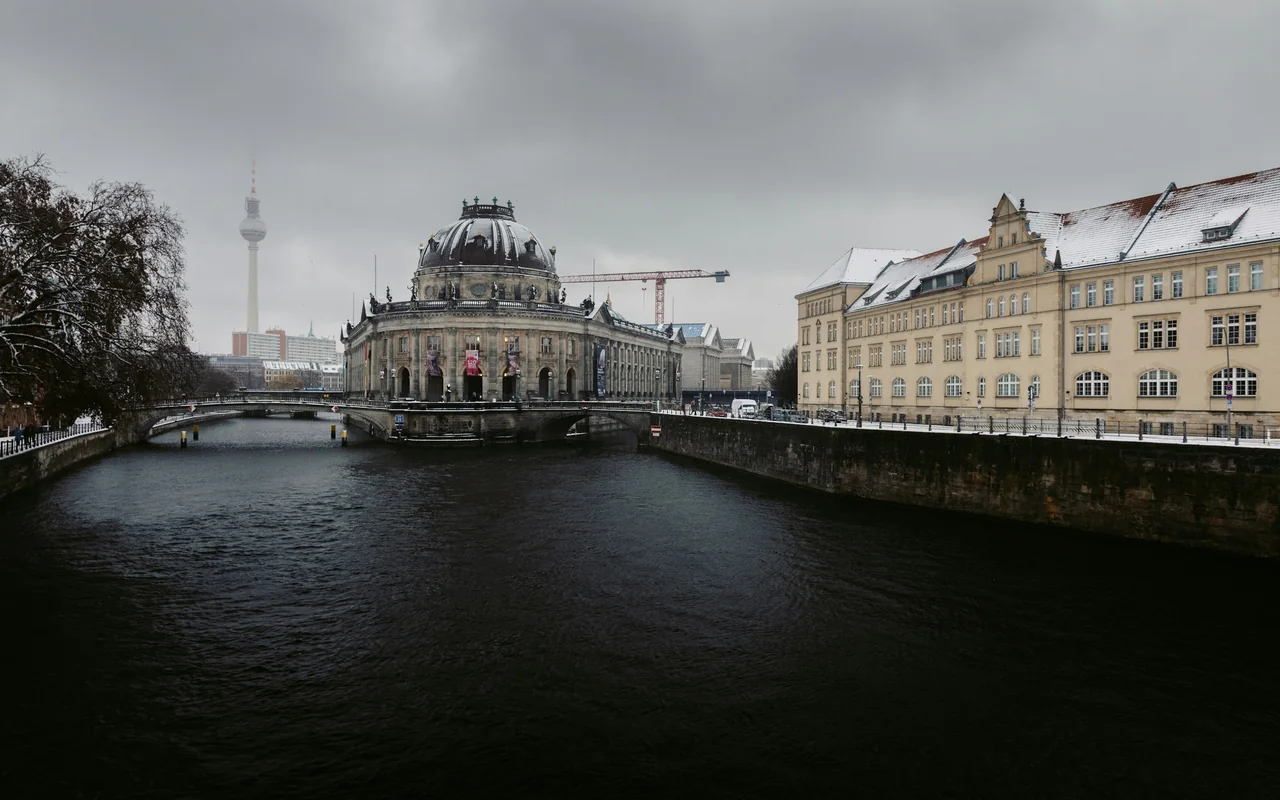 Snö vid Bode-Museum på Museumsön i Berlin